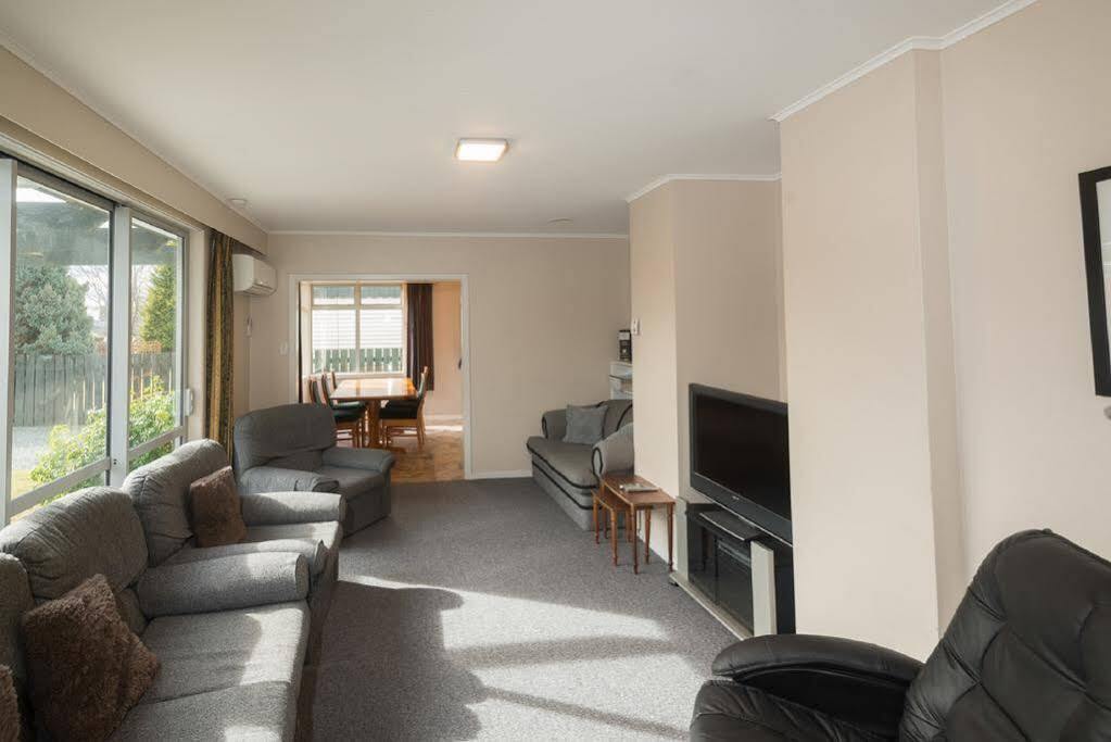 Accommodation Fiordland -The Three Bedroom House At 226A Milford Road Te Anau Bagian luar foto